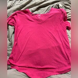 Women’s size M fuchsia GAP tshirt